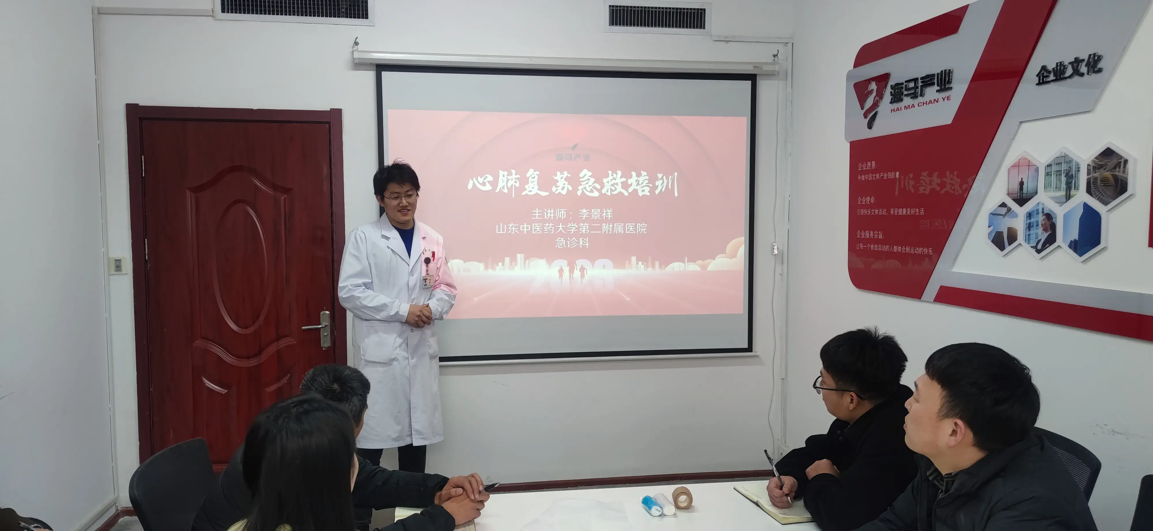 k8凯发组织进行心肺复苏急救培训