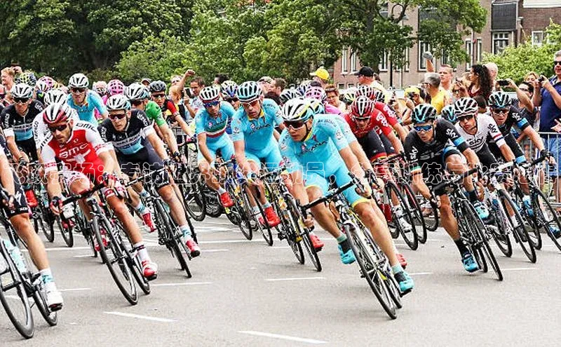 飞跃赛场：专访世界顶尖运动员，分享训练与比赛心得